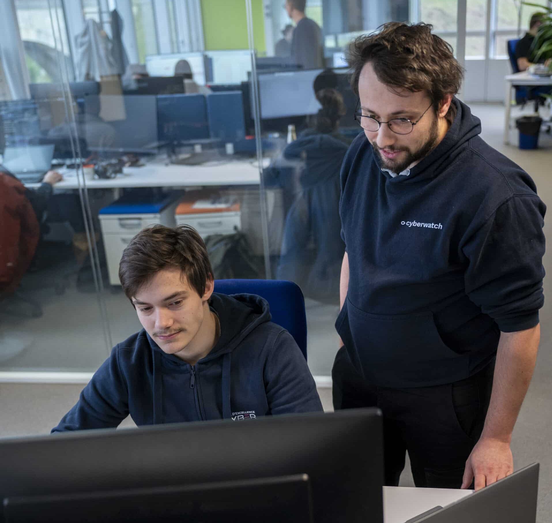 Empleados de Cyberwatch en las oficinas de Massy
