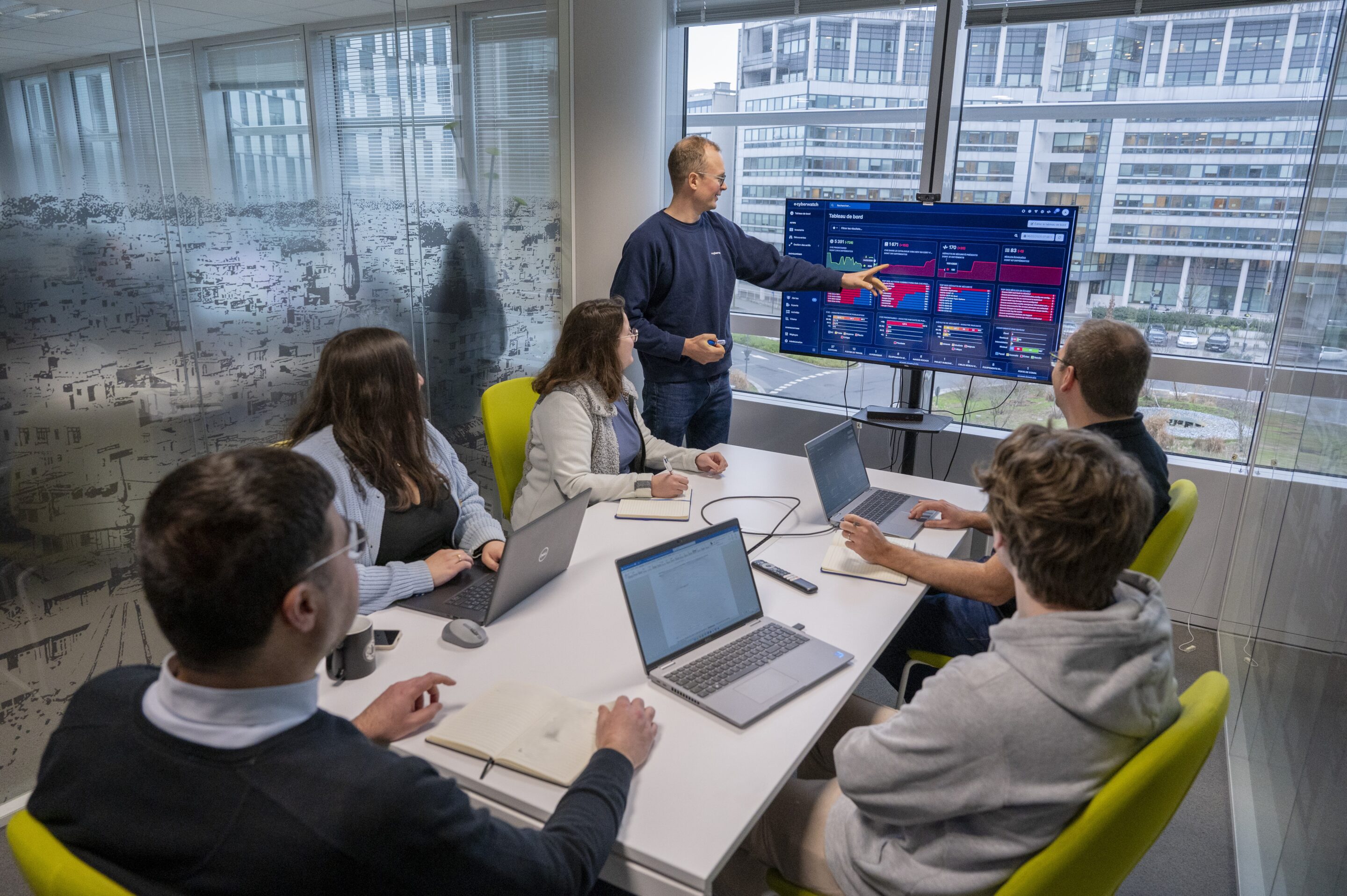 Empleados de Cyberwatch en las oficinas de Massy